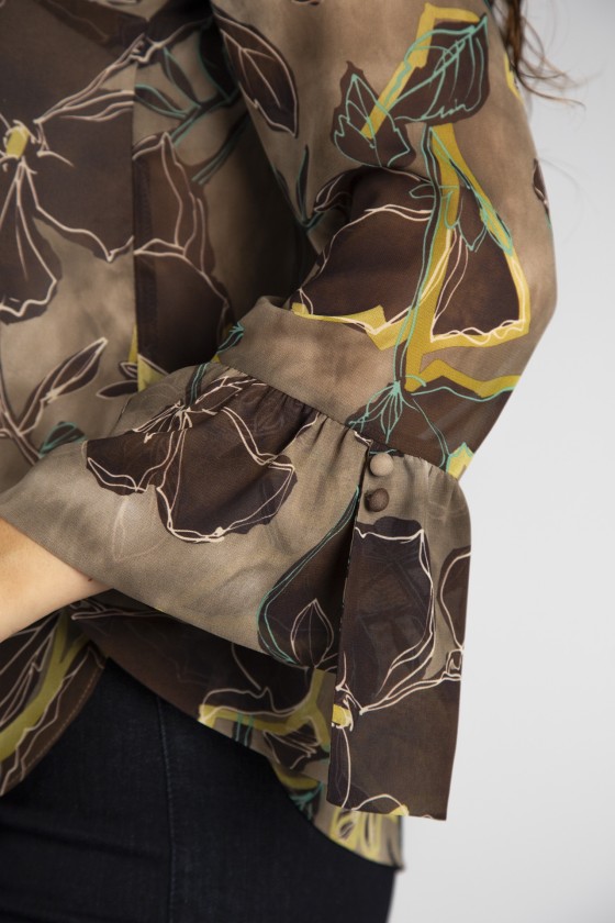 Blusa leve feminina com padrão floral castanho, verde, amarelo e bege e mangas bufantes com dois botões