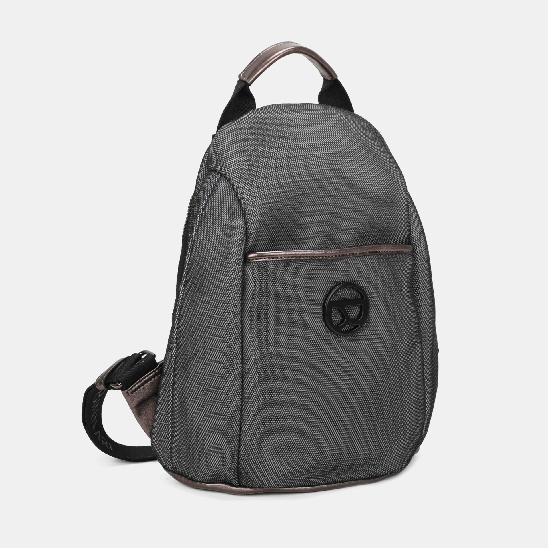 Mochila cinza escuro com detalhes metálicos e alça preta