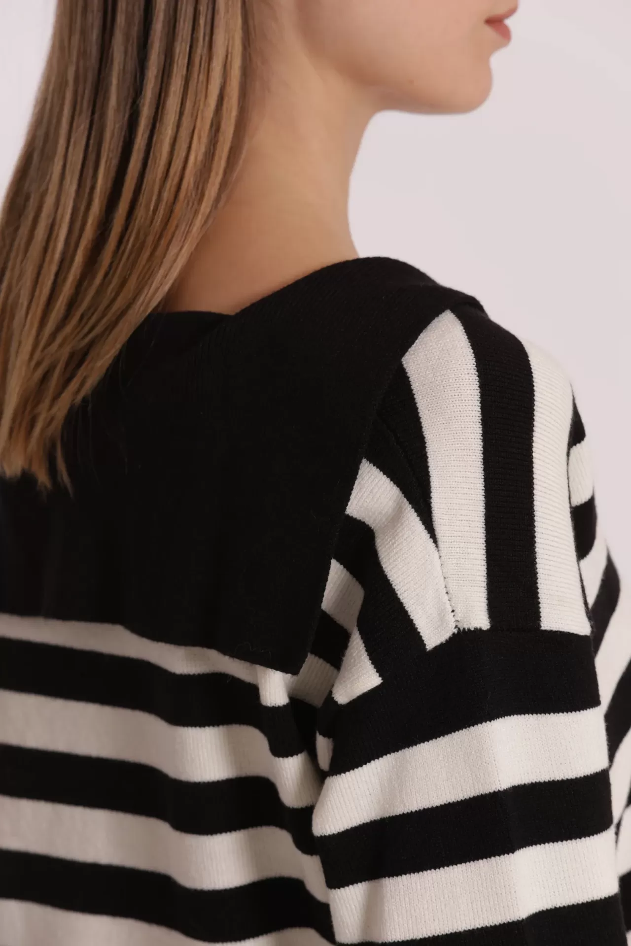Pulôver de malha riscas preto e branco com gola larga preta vista lateral