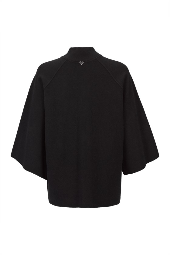 Casaco preto com gola alta e mangas largas