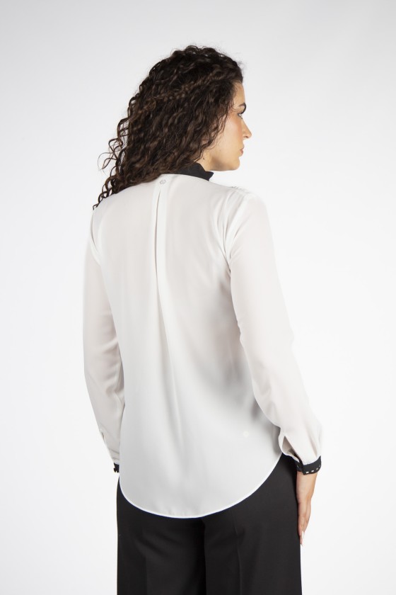 Blusa branca de manga comprida com punhos e gola pretos vista de trás