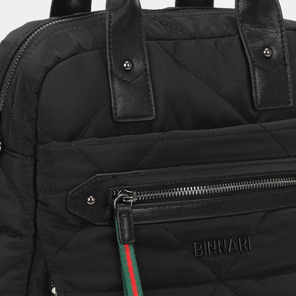 Mala preta com alças em couro e bolso frontal com zip