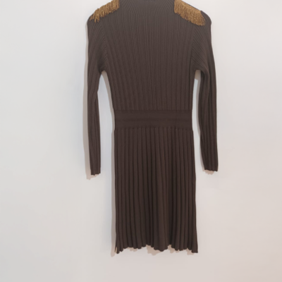 Vestido de malha castanho escuro com franjas douradas nos ombros