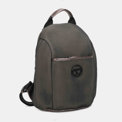 Mochila castanho escuro com detalhes brilhantes e logo preto