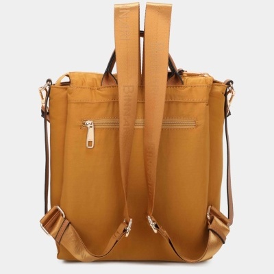 Mochila castanha com alças largas e bolso exterior