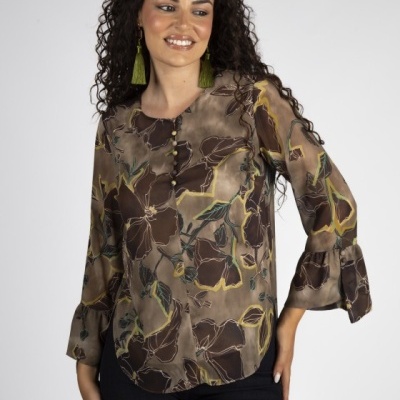 Blusa feminina com padrão floral castanho e bege com botões frontais e mangas franzidas.