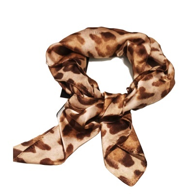 Lenço com padrão animal print castanho e bege