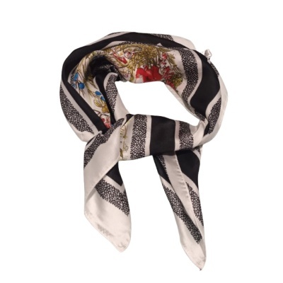 Lenço com padrão floral e riscas em preto e branco