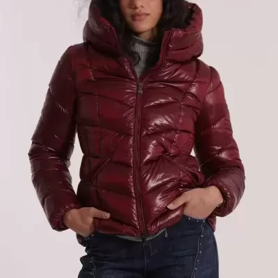 Casaco acolchoado vermelho com capuz e calças de ganga azul