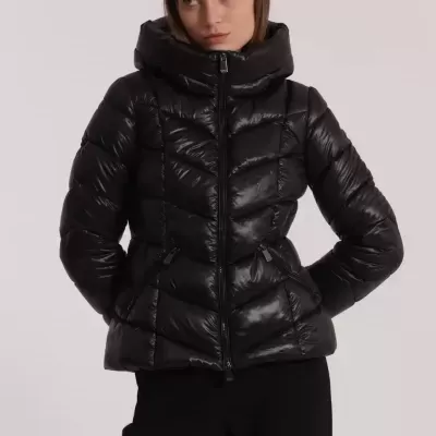 Casaco acolchoado preto com capuz em modelo feminino