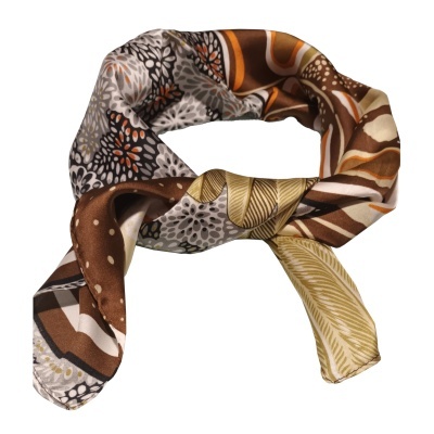 Lenço acetinado com padrões florais e geométricos em tons castanho, bege, cinza, branco, laranja e amarelo.