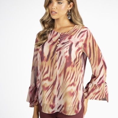 Blusa feminina padrão abstrato bege e vermelho com botões e calças castanhas