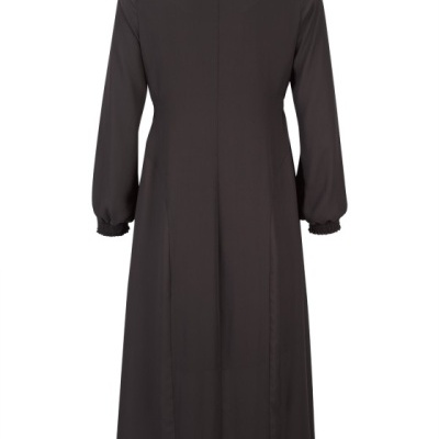 Vestido comprido preto de manga comprida visto de costas