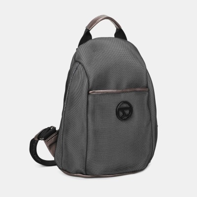 Mochila cinza escuro com detalhes metálicos e alça preta