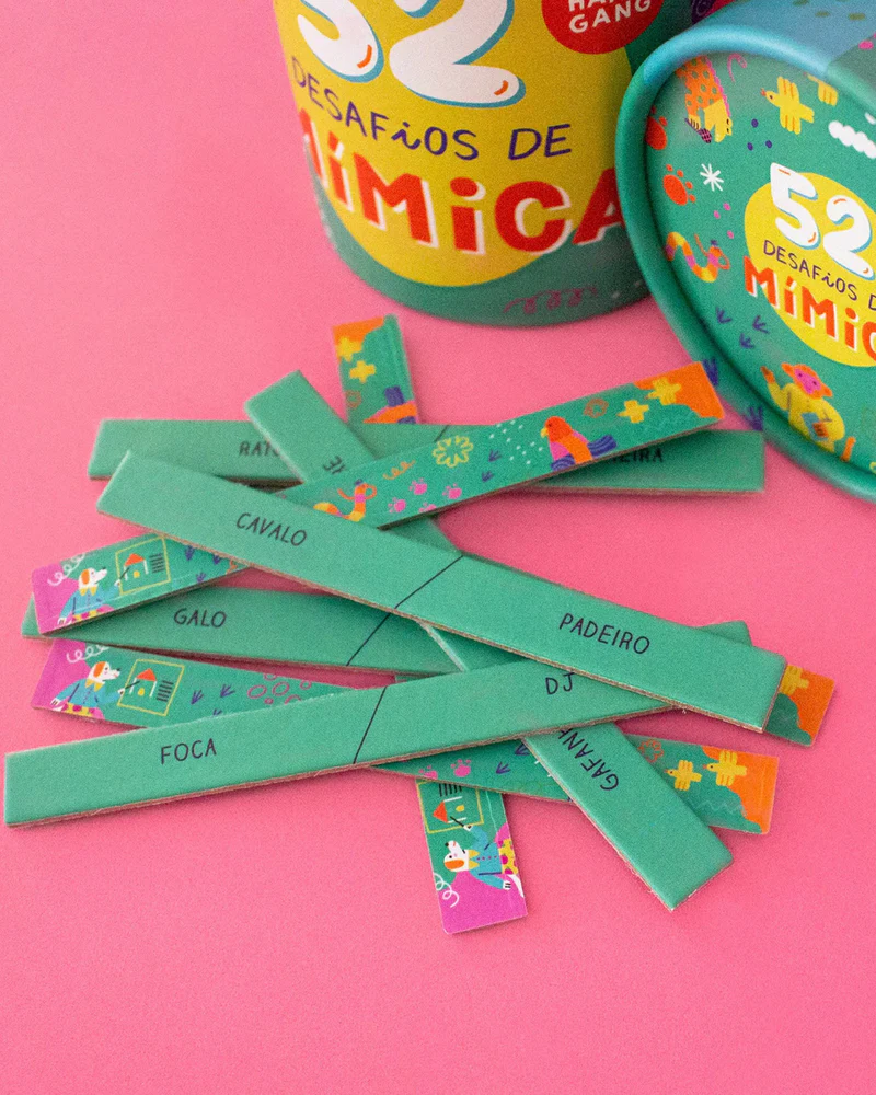 52 Desafios de Mímica Caixa redonda colorida e tiras verdes com palavras em português para jogo de mímica