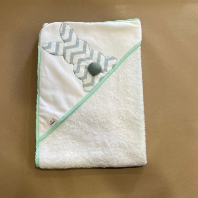 Toalha de banho branca para bebé com borda verde e aplicação chevron cinzenta em forma de borboleta