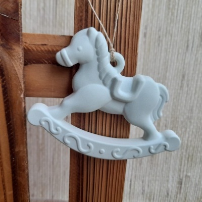 Ornamento de cavalo de balanço branco pendurado em madeira