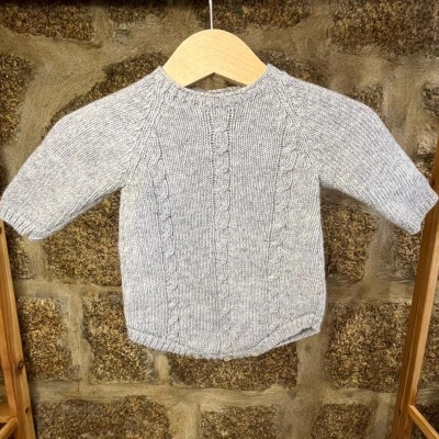 Camisola de bebé cinzenta em malha com padrão de tranças