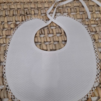 Babete branco para bebé com renda delicada em fundo de tecido/cortiça entrelaçado