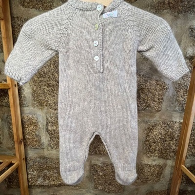 Macacão de malha cinzenta para bebé com botões