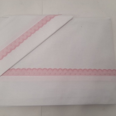 Jogo de cama branco com renda rosa
