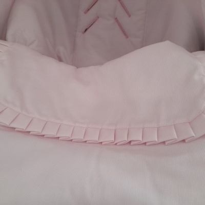 Cobertura rosa claro com bainha franzida para berço ou carrinho de bebé