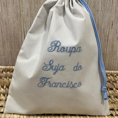 Saco de algodão cru com cordão azul e bordado 