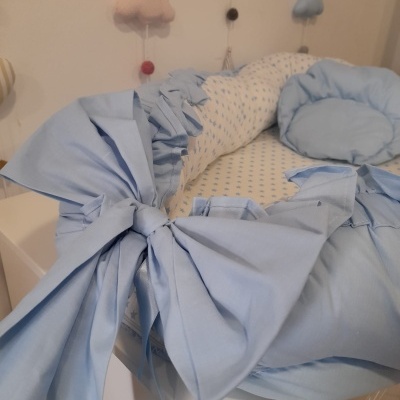 Ninho bebé azul claro com laços e estampa de estrelas