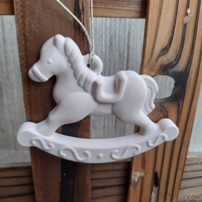 Ornamento de cavalo de balanço branco fosco pendurado