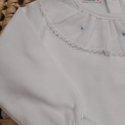 Camisola branca para bebé com gola bordada e renda.