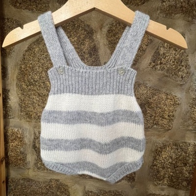 Macacão de malha para bebé cinzento claro e branco com riscas horizontais