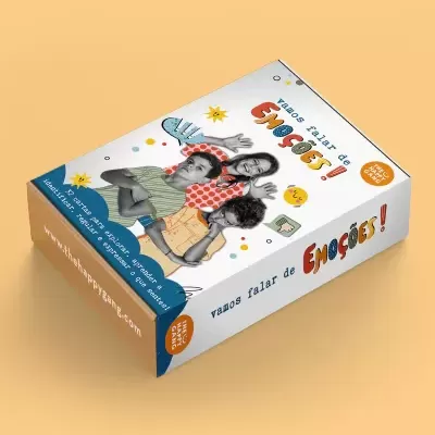 Caixa do jogo educativo 'Vamos falar de EMOÇÕES!' com imagem de mulher e crianças e texto colorido em fundo branco