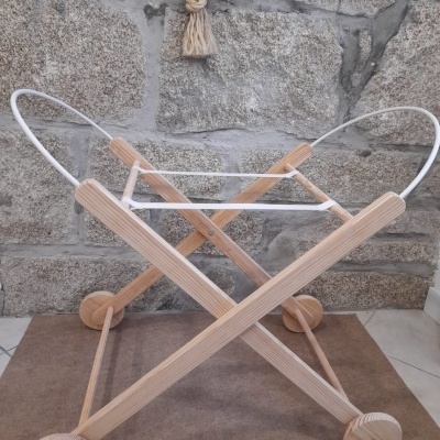 Carrinho de transporte em madeira clara com rodas e suporte metálico branco