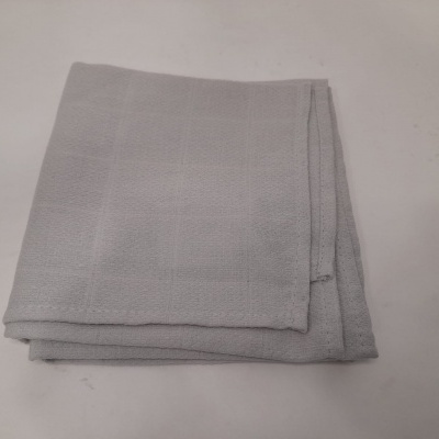 Guardanapo quadrado branco de tecido dobrado