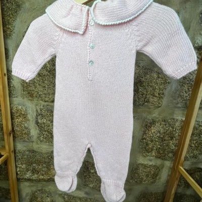 Macacão de bebé rosa claro em malha com botões e colarinho