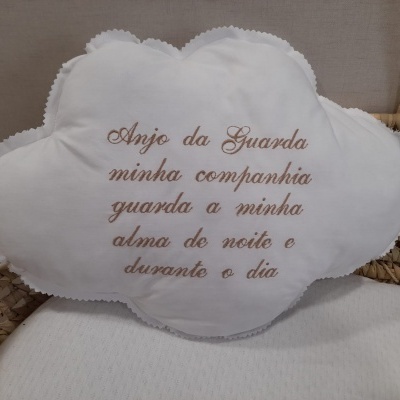 Almofada branca em forma de nuvem com bordado em linha castanha