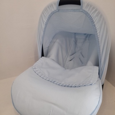 Cadeira de bebé azul claro com capota e cobertor acolchoado