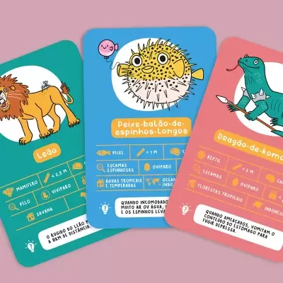 Três cartas coloridas com desenhos de um leão, peixe-baião-de-espinhos-longos e dragão-de-komodo com textos informativos em português.