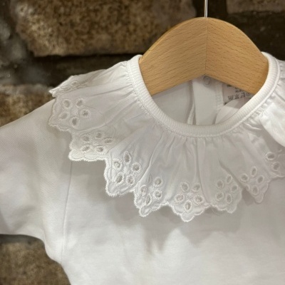 Camisola branca para bebé com gola rendada