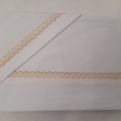 Conjunto de roupa de cama branca com bordado bege em padrão ondulado