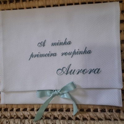 Toalha branca bordada com texto e laço verde claro