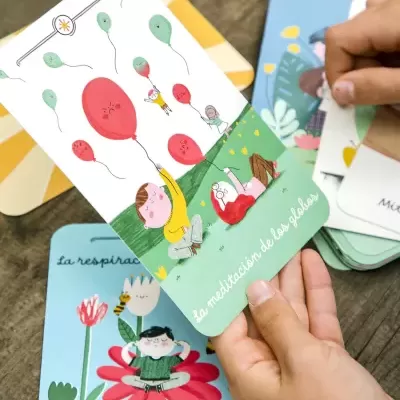 Cartas ilustradas coloridas com desenhos e texto em espanhol sobre meditação.