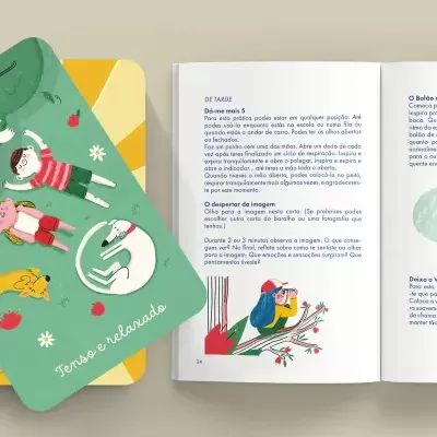 Cartas ilustradas e livro aberto com texto em português