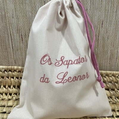 Saco de tecido cru com cordão rosa e bordado 'Os Sapatos da Leonar'