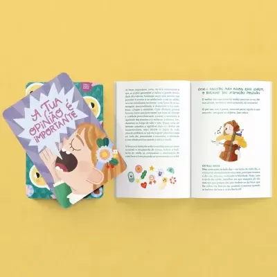 Dois livros infantis coloridos, um fechado com capa ilustrada e texto, outro aberto com texto e ilustrações.