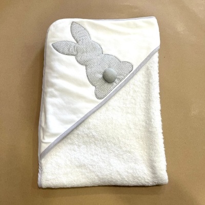 Toalha de banho para bebé branca com capa e aplicação de coelho cinza