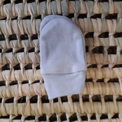 Mala branca de tecido sobre superfície entrelaçada