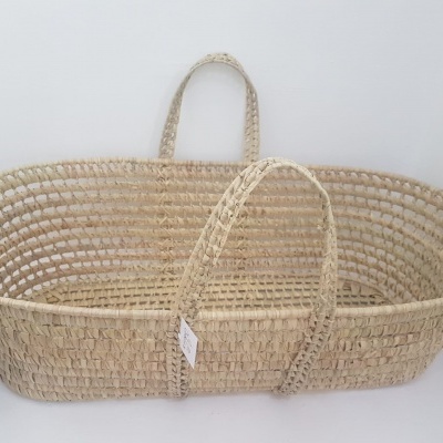 Cesta oval de fibras naturais com duas pegas e etiqueta numa superfície branca