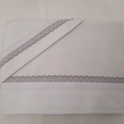 Jogo de lençol branco com bordado cinza em padrão de ondas na borda