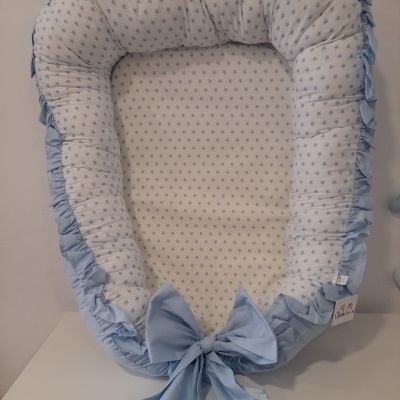 Ninho para bebé azul com estrelas e laço